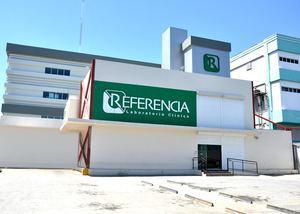Vista la fachada de la sede central de Referencia Laboratorio Clínico, en la avenida Luperón, esquina avenida Mirador Sur.