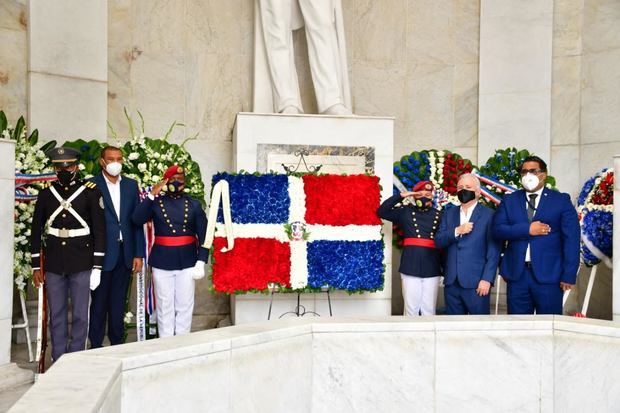 El Senado de la República deposita ofrenda floral en el Altar de la Patria con motivo del 208 aniversario del natalicio de Duarte.