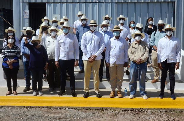 Grupo de Embajadores que realizaron la visita acompañan a Carlos Constanza, propietario de Piñas del Monte, José Julio Gómez,  Viceministro de Política Exterior Bilateral del Ministerio de Relaciones Exteriores y Joelín Santos, presidente de Asociación de Productores de Piña de Monte Plata.