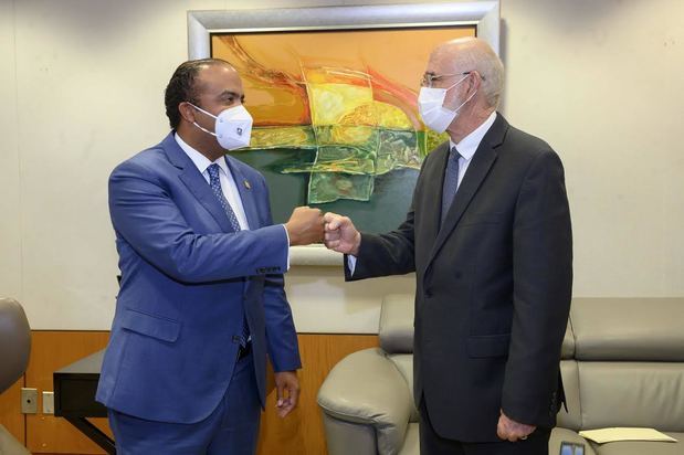 El administrador general de Banreservas, Samuel Pereyra, saluda al presidente de la Comité Olímpico Dominicano, Antonio Acosta Corletto.
