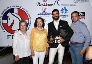 Miguel Agudo (1er lugar en las 2 categorías Senior I y II, les acompañan ejecutivos de la competencia.