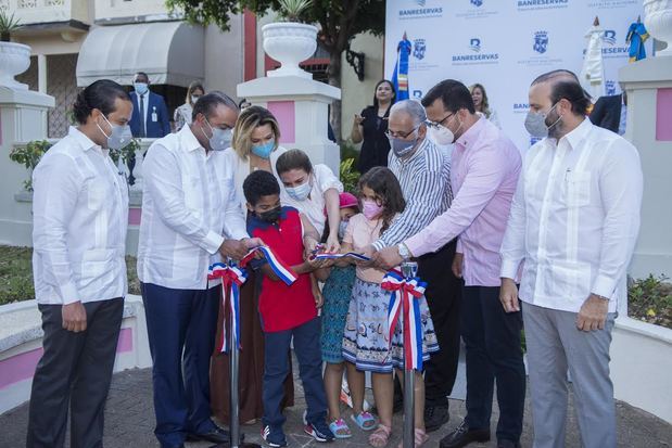 El administrador general de Banreservas, Samuel Pereyra, y la alcaldesa del Distrito Nacional, Carolina Mejía, realizan el corte de cinta del remozamiento de la plaza Arturo Pellerano Castro, junto a representantes de la comunidad. 