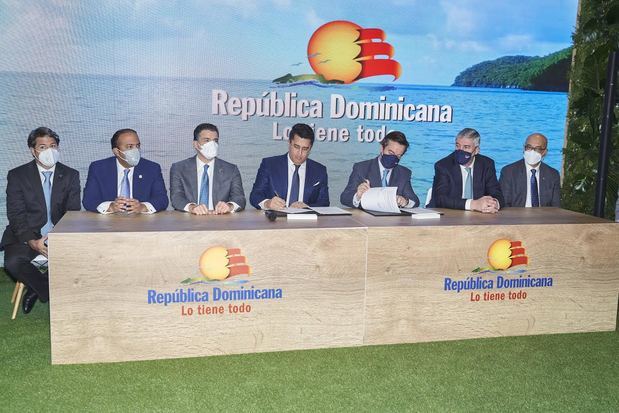 Rafael Blanco, presidente ASOLADORES, Samuel Pereyra, administrador general de Banreservas; Christopher Paniagua, presidente del Banco Popular; David Collado, ministro de Turismo de la República Dominicana; Eduardo López Huertas, director ejecutivo IFEMA; José Vicente de los Mozos, presidente IFEMA; Aníbal de Castro, embajador dominicano ante la Organización Internacional del Turismo.