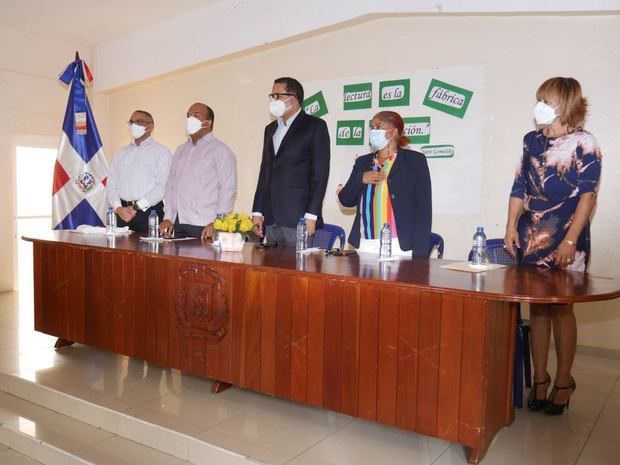 A la actividad asistieron Jordania Rosa Simón, directora del centro, Josefina Gerardo, directora de primaria y Ramón Báez, párroco de la iglesia Cristo Rey.