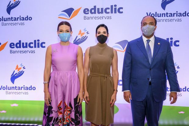 Noelia García, presidenta del Voluntariado Banreservas; la primera dama Raquel Arbaje; y Samuel Pereyra, administrador general de la institución financiera durante el lanzamiento de Educlic.