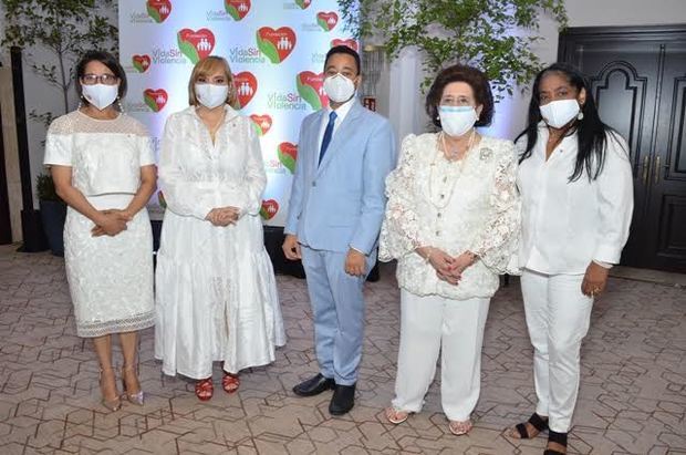 Colaboradores de Funvida. Fiona Almonte, Rommy Grullón, Lenin Francisco, Lucita de Díaz y Miguelina Santos.