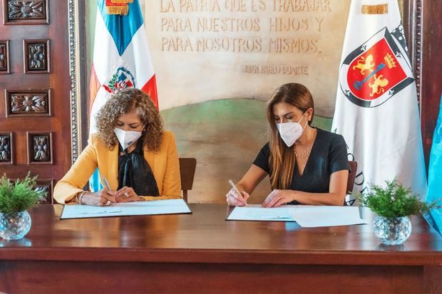 Carolina Mejía y Giselle Méndez Saba durante la firma del acuerdo.