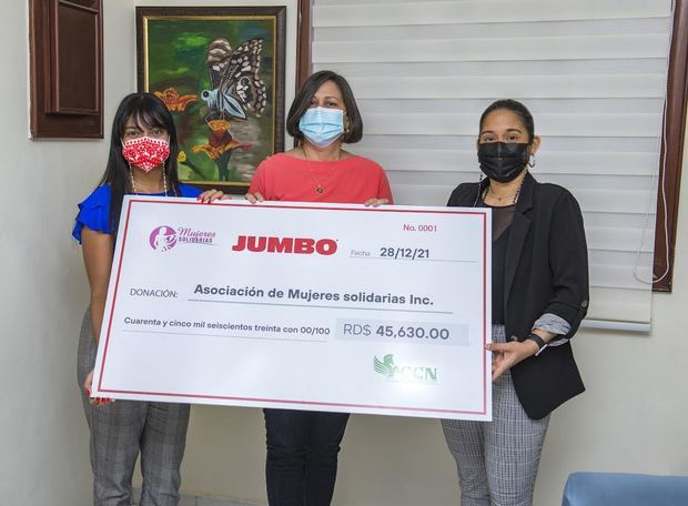 Entrega de Cheque Lianna Martínez, Norka Díaz y Lakshmi Toledano.