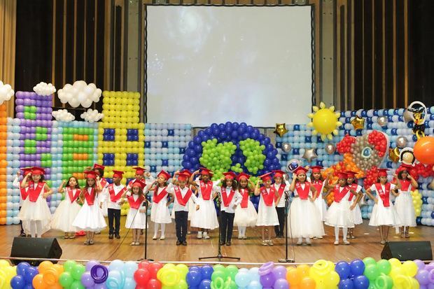 Graduación Moving up donde 48 niños y niñas que cursaban el grado de Kínder ahora darán inicio a la educación primaria.