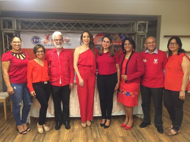 Miembros de la Fundación Dominicana de Obesidad y Prevención Cardiovascular, Inc. (FUNDO) y el Capítulo Norte de la Sociedad Dominicana de Cardiología dieron a conocer los detalles de las actividades a desarrollar en la campaña “De Rojo Por la Mujer 2020”.
