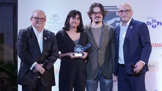 Natalia Cabral y Oriol Estrada reciben el premio de Mejor dirección, de parte de Alfonso Quiñones y Francisco Maldonado.
