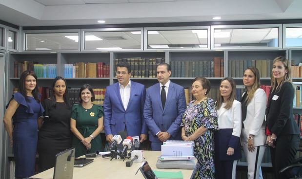 El alcalde David Collado entregó a la Fundación Institucionalidad y Justicia -Finjus- por tercer año consecutivo un informe de la gestión en la Alcaldía del Distrito Nacional