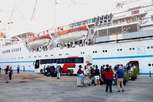 Pasajeros de cruceros abordaron autobuses y fueron llevados a los aeropuertos