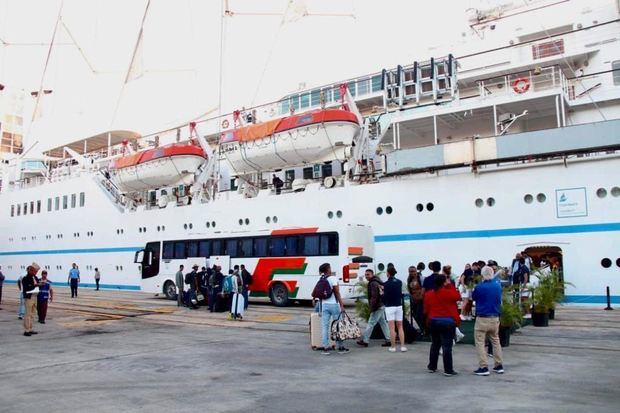 Pasajeros que fueron trasladados en autobuses desde la terminal portuaria hacia los diferentes aeropuertos.