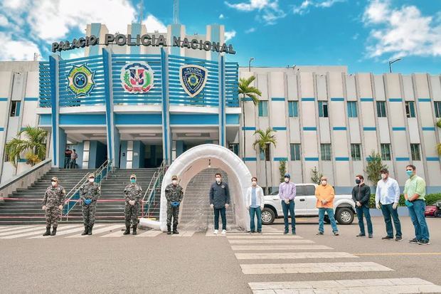 David Collado instaló un túnel sanitizante en el Palacio de la Policía Nacional.