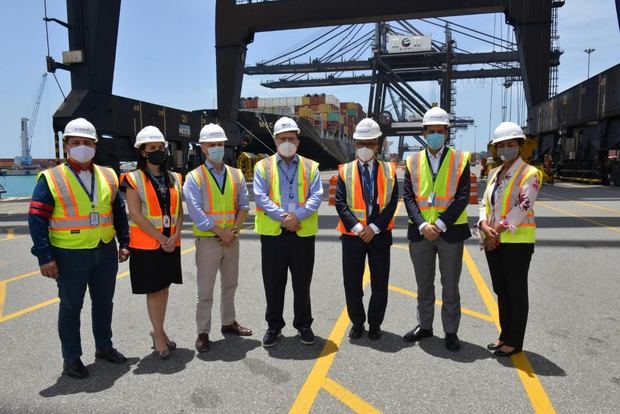 El director de Aduanas visita el Puerto Multimodal Caucedo.