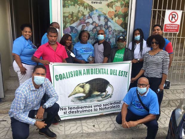 David Montes de Oca, Ysabel Thompson y Víctor Souffront dirigen el encuentro de la Coalición Ambiental del Este, celebrado el pasado martes, 24 de agosto, en la ciudad de La Romana.