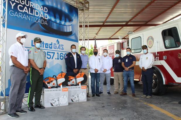 United Gas dona equipos de salvamentos al Cuerpo de Bomberos de la Zona turística Este