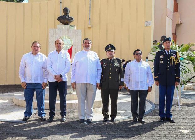 Asistentes a la conmemoración 211 aniversario independencia de México.