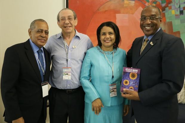 Los doctores Luis De la Cruz Ubiera, Álvaro Skupin, comparten con Santa Guzmán y Epifanio González Minaya, durante el espacio académico.
