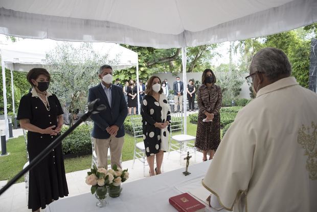 El diácono Manuel Fabré  celebró la misa del 90 aniversario en los jardines del Columbario Blandino.
