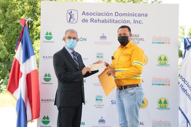 Francisco Polanco recibe de  Edwin Silvestre, representante de la Compañía Dominicana de Montaje, S.A. (CODEMON), la donación de 7 mil dolares de CODEMEN.