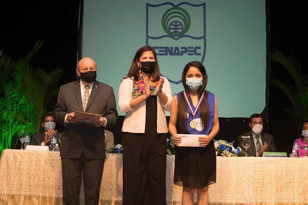 Centros de Educación a Distancia, CENAPEC, realizó su graduación número 49 en Santo Domingo.