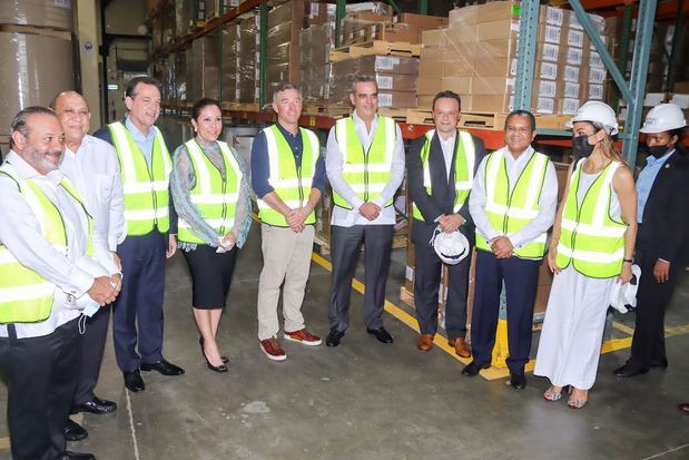 Ejecutivos de Atlantic Corporation y directivos de Adozona junto al presidente Luis Abinader durante el recorrido por las instalaciones de ese parque industrial de zona franca en Boca Chica.