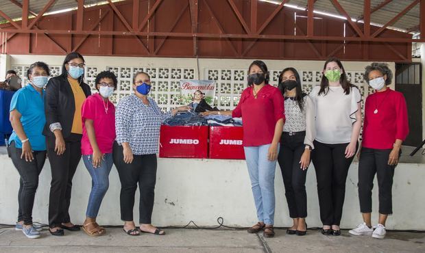 Asistentes a la campaña “Dona tus Jeans”  y a cambio recibieron un cupón de 15% o 25% de descuento a utilizarse en las tiendas de Jumbo.