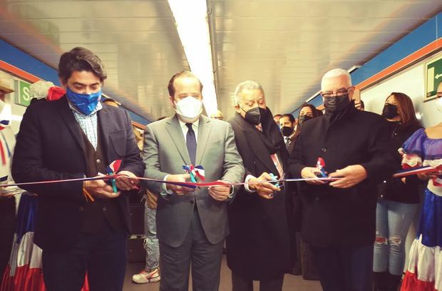 Corte de la cinta que dejó inaugurado el mural “República Dominicana, Reservada para Ti”, en la estación Santo Domingo, del metro de Madrid.
 