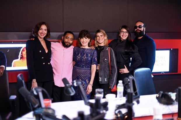 Robin Bersnstein, junto al elenco del programa 'Esto no es Radio'.