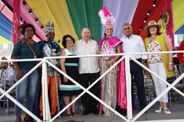 Ministro Eduardo Selman junto a los Reyes del Desfile Nacional de Carnaval, Pamela Sued y Luis Roberto Torres, (Chachón), y personalidades ligadas al quehacer cultural nacional.
 