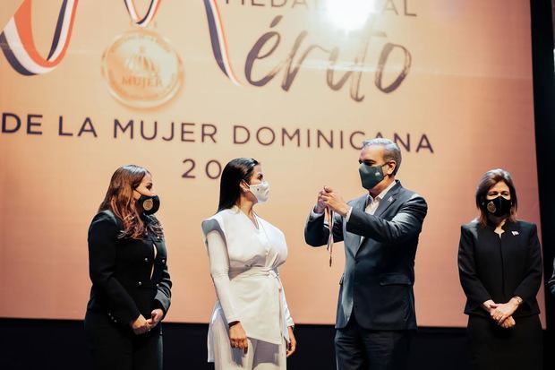 Chef Tita recibe Medalla al Mérito por sus aportes a la gastronomía dominicana.
