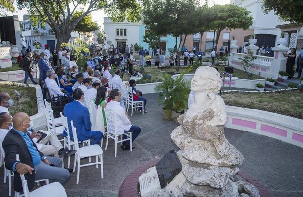 El administrador general de la entidad bancaria, Samuel Pereyra, y la alcaldesa Carolina Mejía, presiden el acto inaugural, que contó con la presencia ejecutivos de ambas entidades, invitados espaciales y los comunitarios de Santa Clara Catedral.