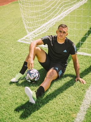 Adidas se une al futbolista dominicano Alessandro Baroni para presentar la línea Superlative Pack