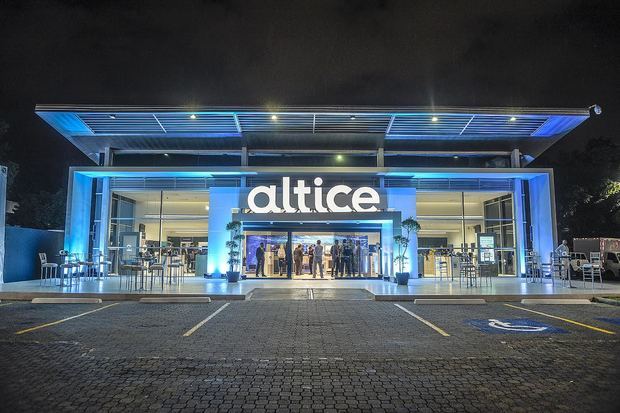 Fachada del edificio de Altice de la Winston Churchill, la primera tienda de telecomunicaciones del país que conecta lo físico con lo digital.