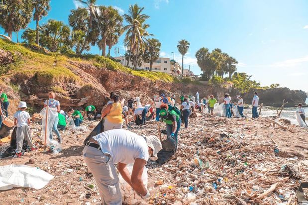 Limpieza de playa Parley por miembros del Ministerio de la Juventud del Gobierno de la República Dominicana.