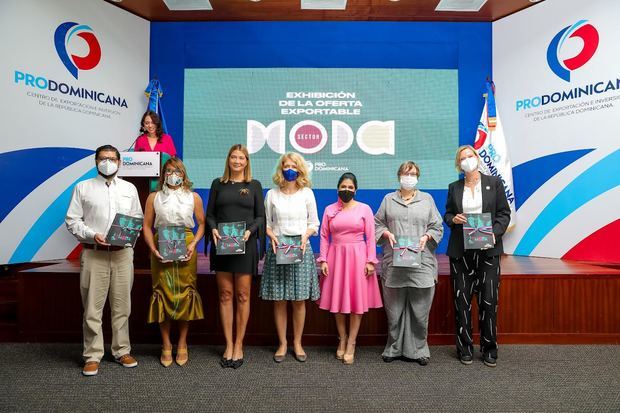 Biviana Riveiro Disla Junto a diseñadores de Moda.