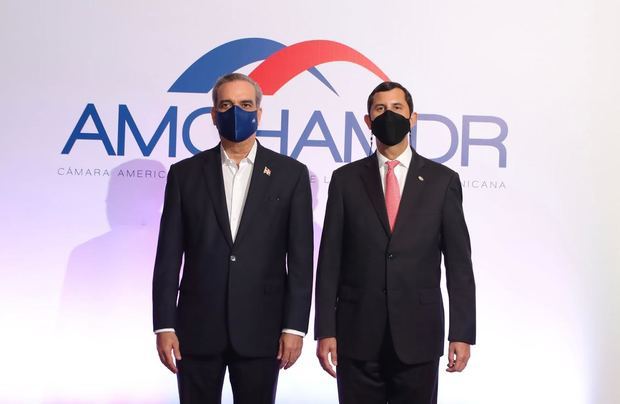 Luis Abinader y Roberto Herrera, presidente de AMCHAMDR.