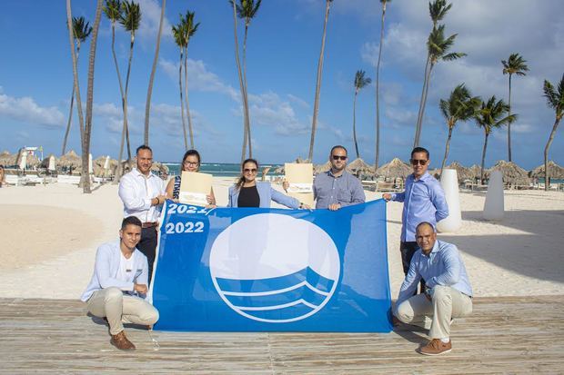 Equipo Melia Hotels International junto a Jean Castillo, Coordinador regional de Bandera Azul en República Dominicana.