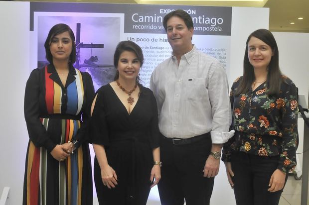 Marianny Paulino, Mary Frances Attías Atún, Erik Di Carlo y Rosanna Encarnación.