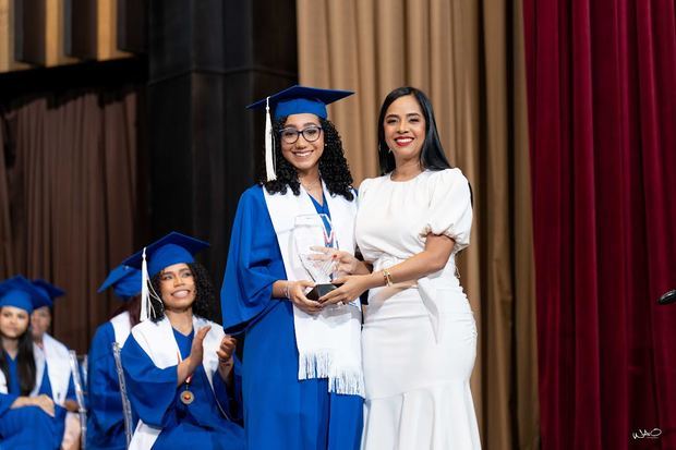 Linette Rodríguez Méndez recibe su reconocimiento de Delores Sánchez, directora ejecutiva.