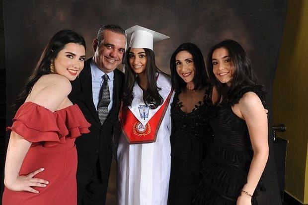 Luis Abider junto a su esposa y tres hijas.