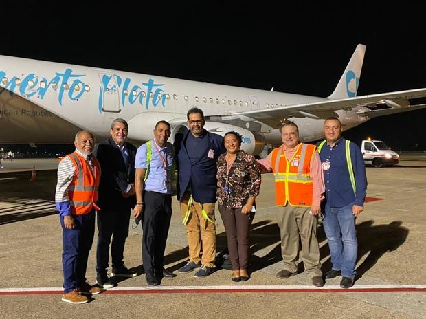 Ejecutivos de Sky Cana reciben al personal líder de la tripulación de su Airbus 321 de Sky Cana, al llegar a Punta Cana desde Medellín.