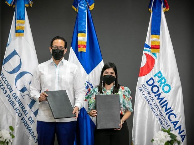 Sigmund Freund, Director Ejecutivo DGAP junto a Bibiana Rivero Disla, Directora Ejecutiva ProDominicana.