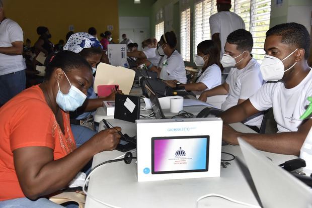 Ministerio de Educación entrega 17,873 equipos tecnológicos a estudiantes de Samaná