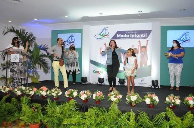 La artista Francis Marizan junto a su hija Isabela canta al ritmo del Saxofón de Batuta by Pablo Polanco.