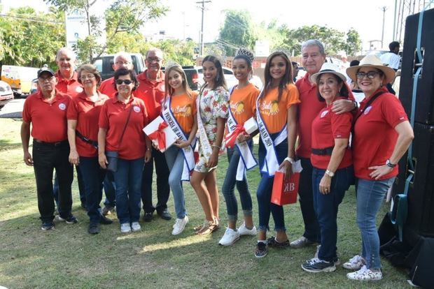 Miembros del comité Alianza Banileja y las Reinas de las Patronales de Bani.