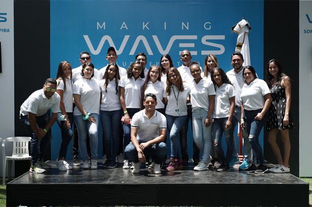 Equipo de trabajo de la academia acuatica Making Waves.