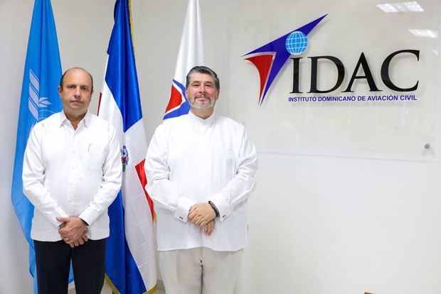 El embajador de México Carlos Peñafiel y el director general del IDAC Román E. Caamaño encabezaron la ofrenda floral para conmemorar el 211 aniversario de la independencia de México.